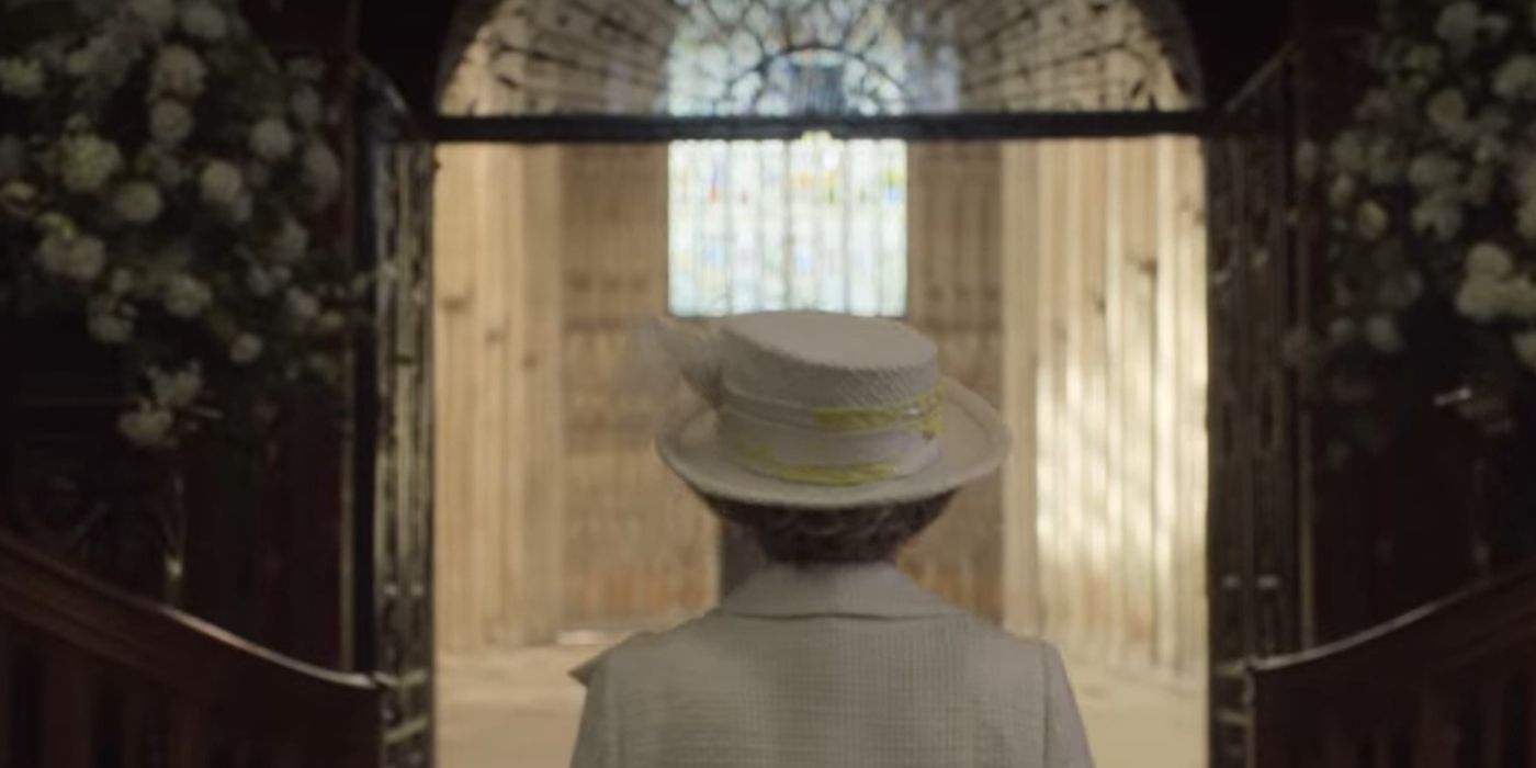 Imelda Staunton dans le rôle de la reine Elizabeth dans The Crown quittant la chapelle Saint-Georges