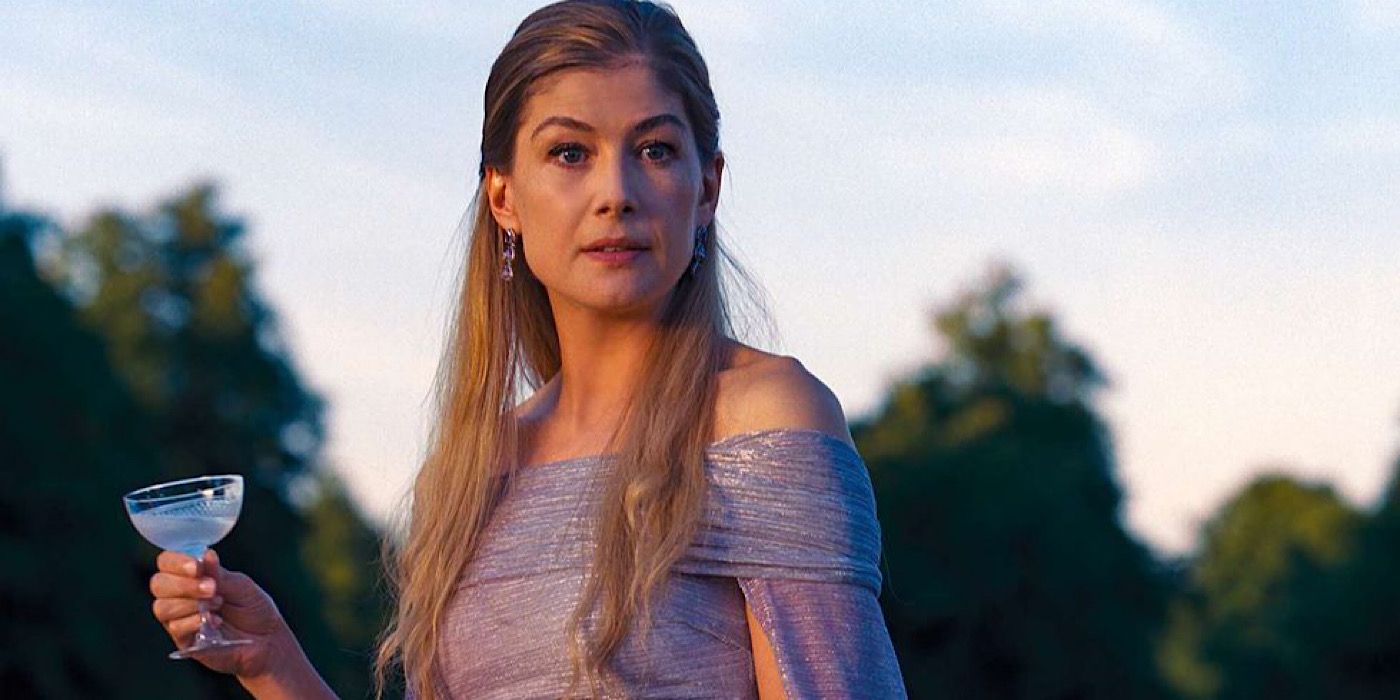 Lady Elspeth Catton (Rosamund Pike) holding a drink in Saltburn.
