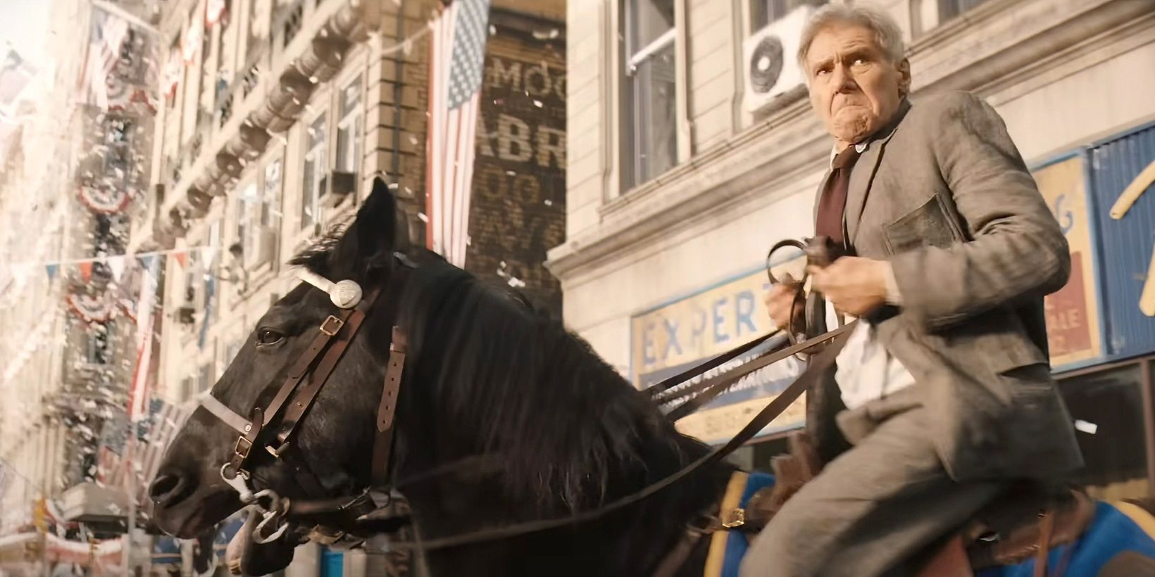 Indy monta a caballo durante un desfile en Indiana Jones y el dial del destino