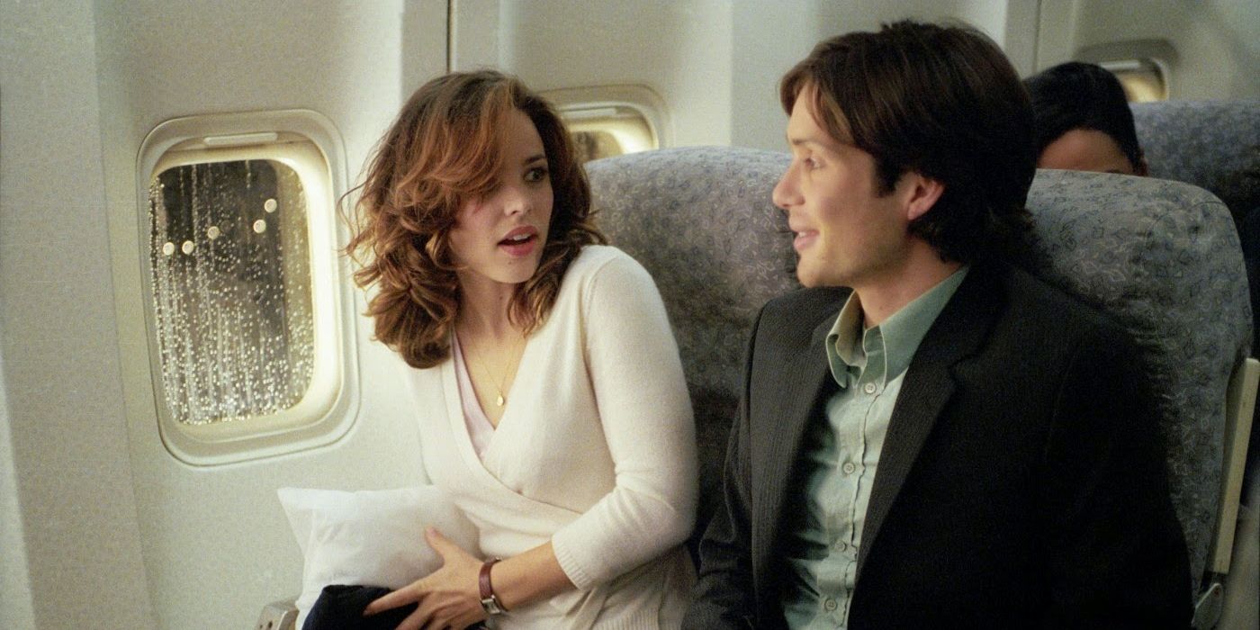Jackson (Cillian Murphy) smiling and sitting next to Lisa (Rachel McAdams) on the plane while she appears startled in Red Eye.