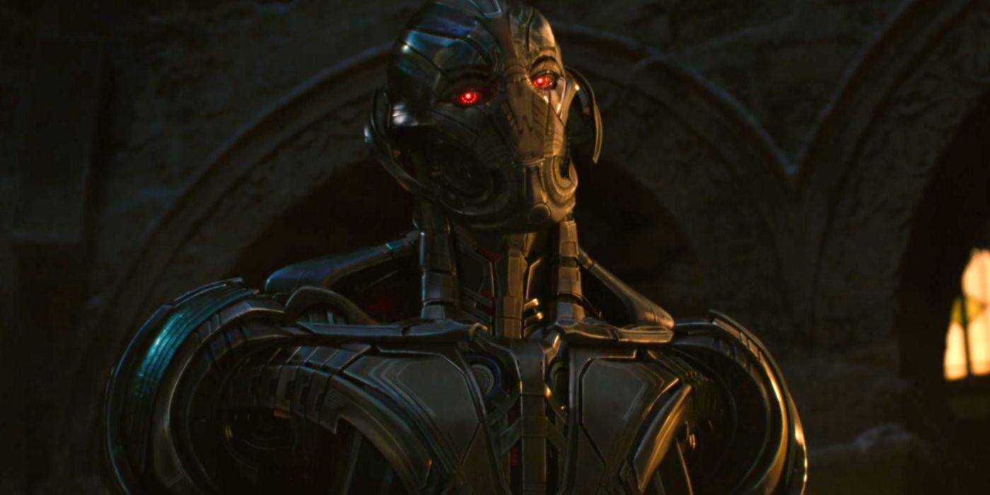 Ultron dublado por James Spader em Vingadores: Era de Ultron (2015) inclinando a cabeça