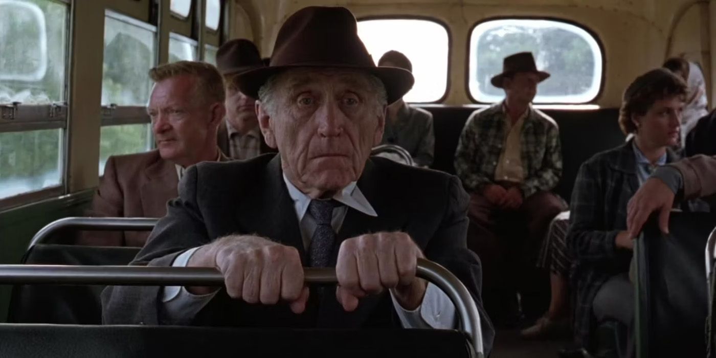 James Whitmore como Brooks andando de ônibus em The Shawshank Redemption