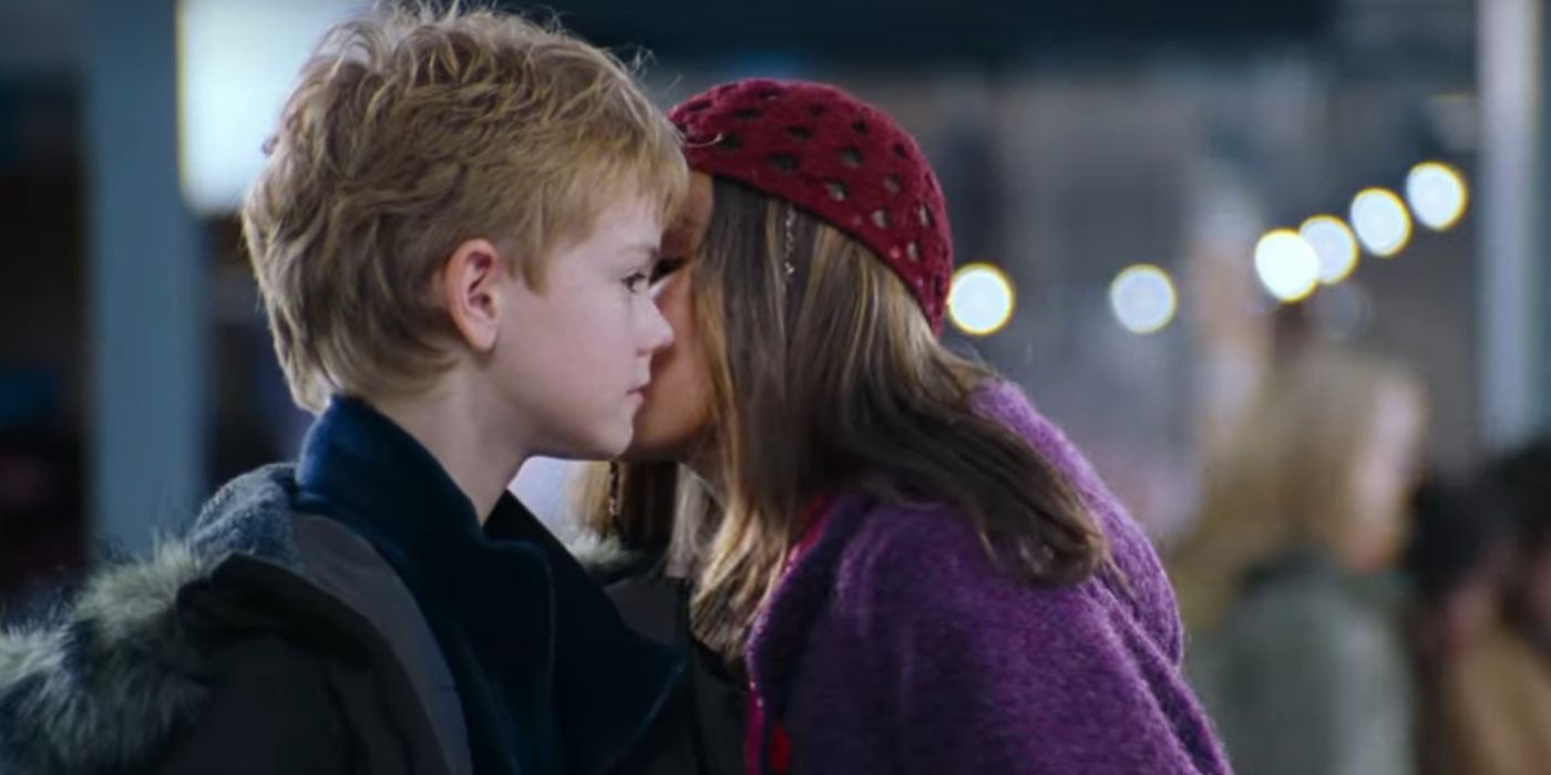 Joanna (Olivia Olson) kissing Sam (Thomas Brodie-Sangster) in Love Actually