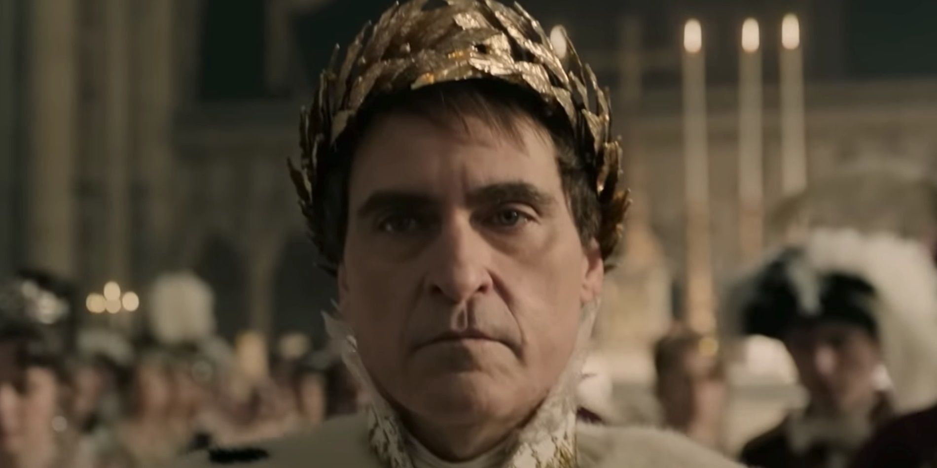 Joaquin Phoenix usando uma coroa em Napoleão