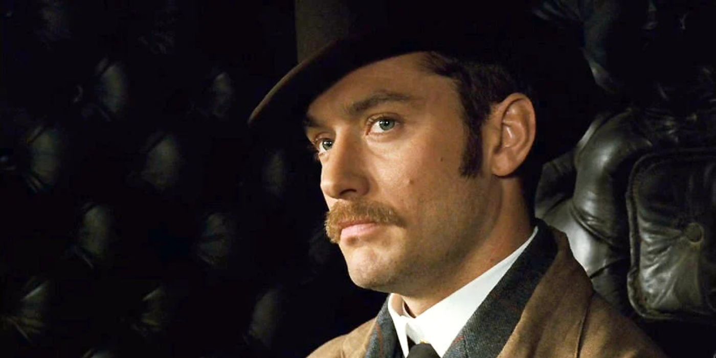 Dr. Watson olhando com um sorriso irônico em Sherlock Holmes