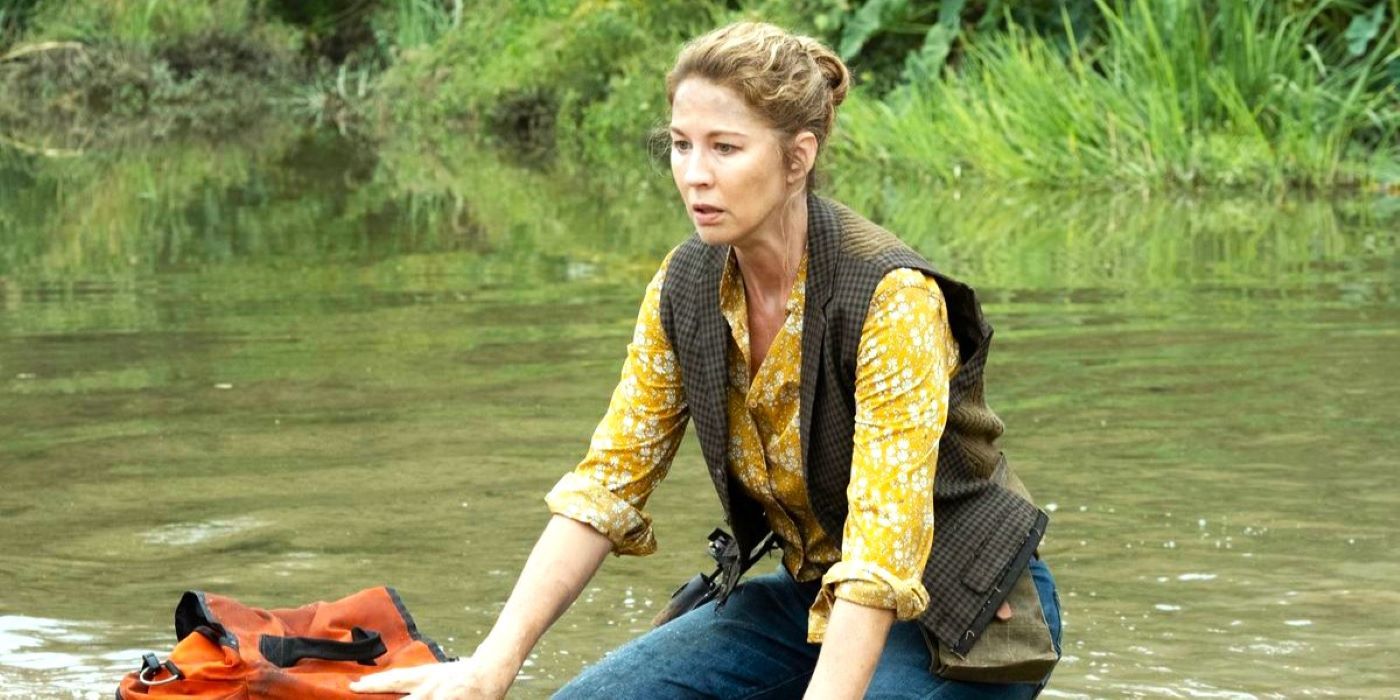 June (Jenna Elfman) looking shocked as a reanimated John Dorie crawls toward her in Fear The Walking Dead