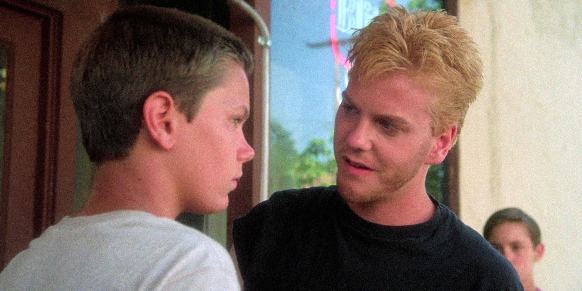 Kiefer Sutherland talking to River Phoenix in Stand by Me