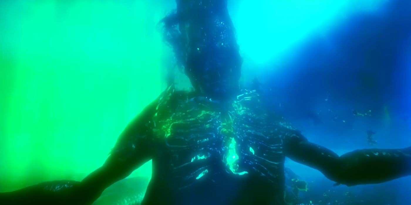 O corpo amaldiçoado do Rei Kordax flutuando em Aquaman e no Reino Perdido