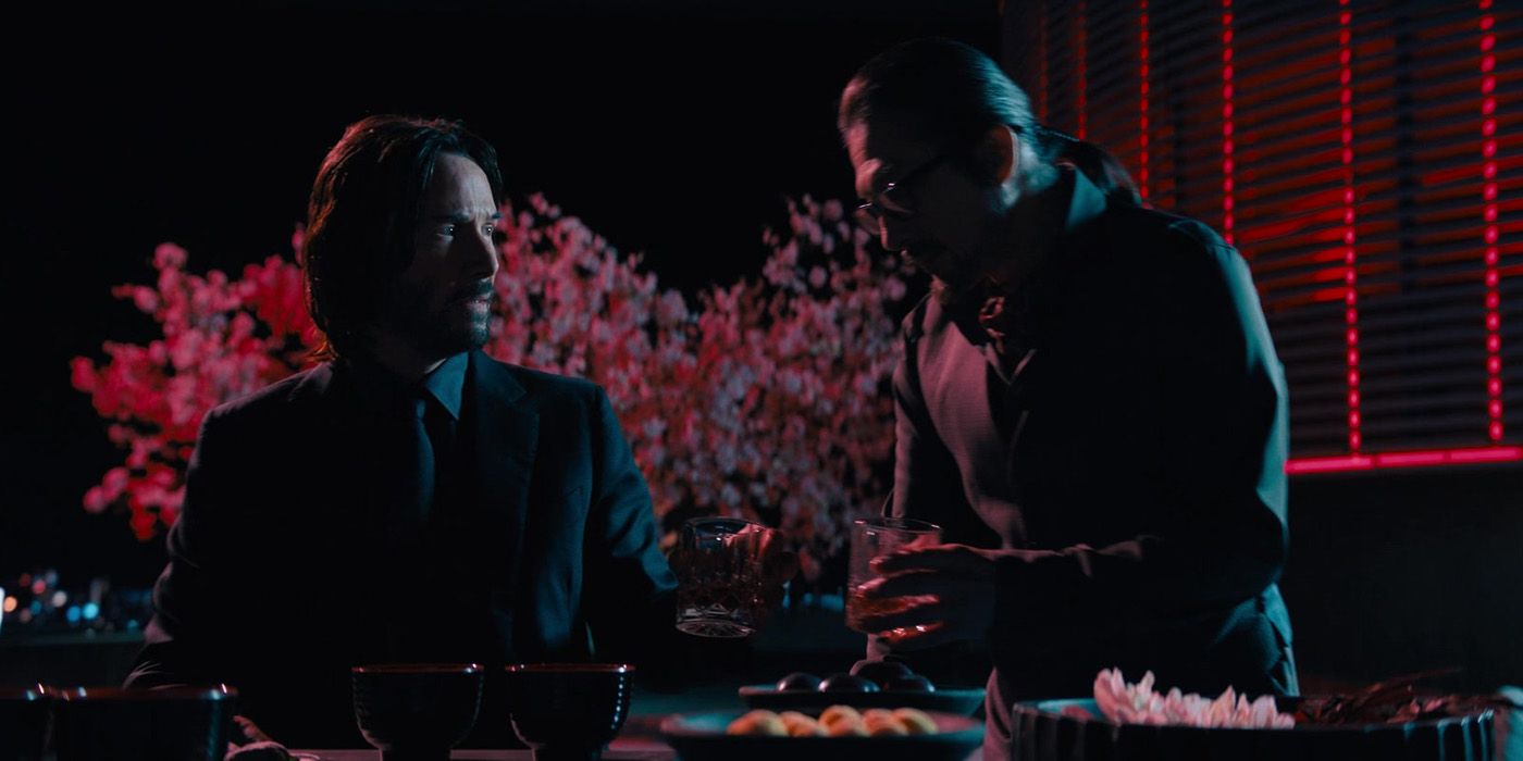 Koji Shimazu e John Wick tomando drinks no terraço do Continental em John Wick 4