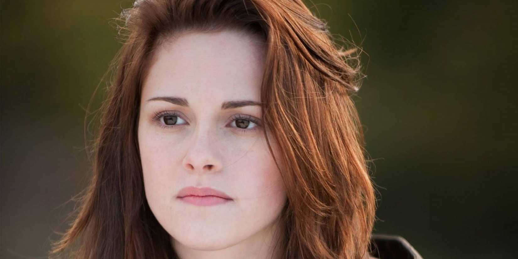 Kristen Stewart as Bella Swan looking off into the distance in Twilight.