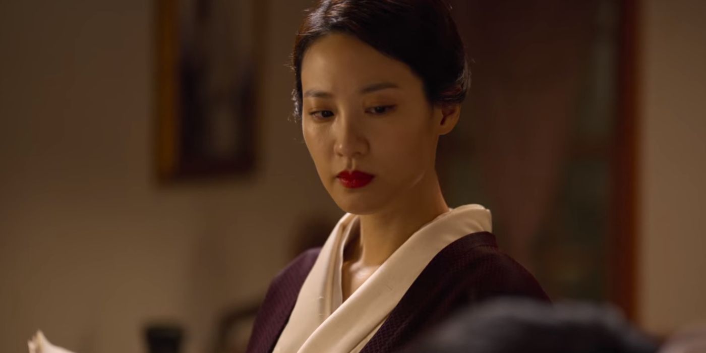 Lady Maeda receives a file in Gyeongseong Creature episode 7