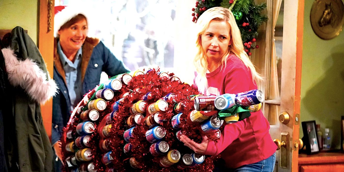 Laurie Metcalf&rsquo;s Jackie and Lecy Goransson&rsquo;s Becky carry a beer can Christmas tree inside in The Conners season 4