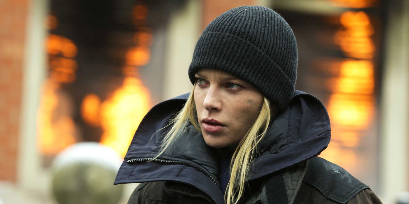 Leslie in front of a fire on Chicago Fire-1