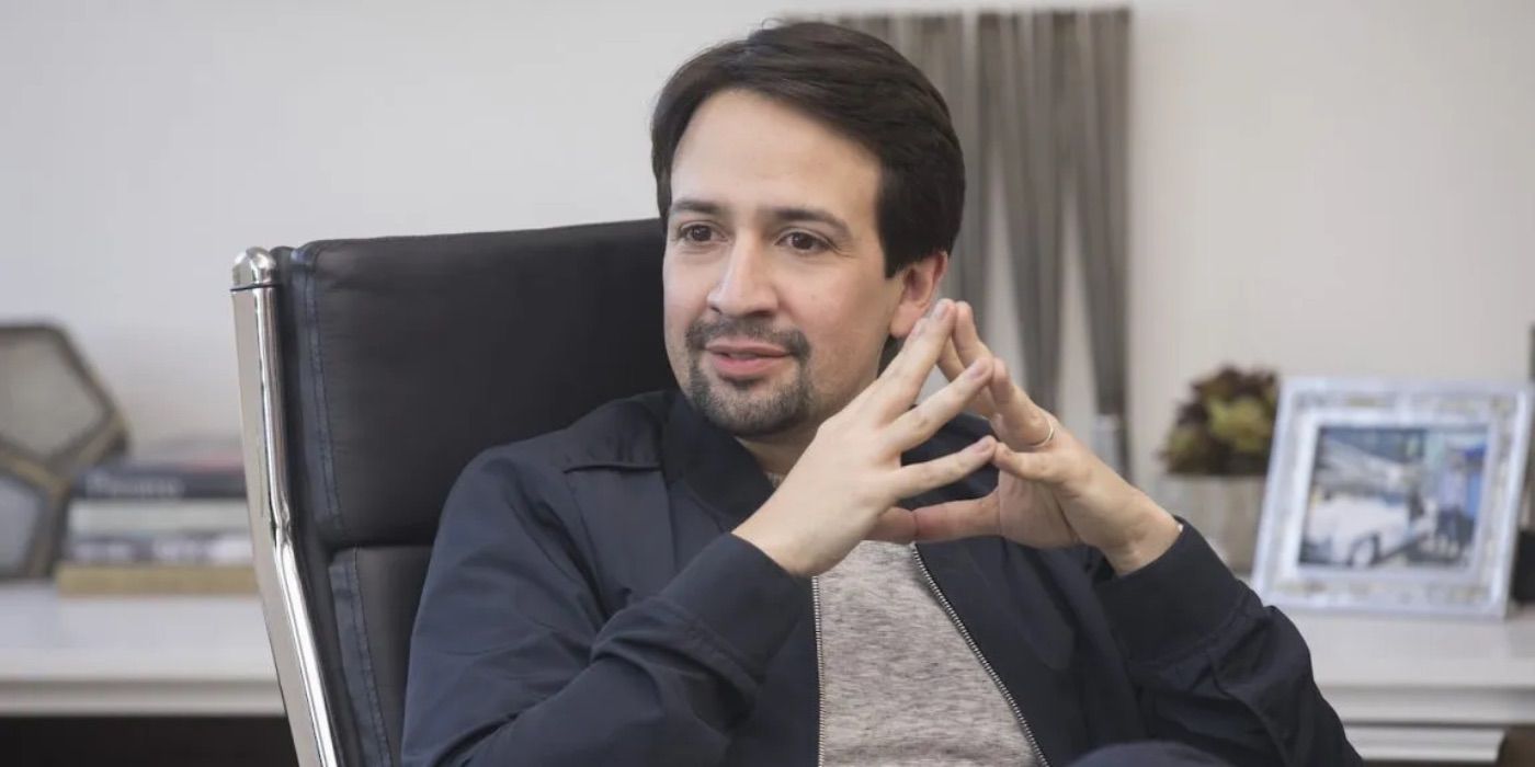 Lin-Manuel Miranda with his fingers arched together in Curb Your Enthusiasm