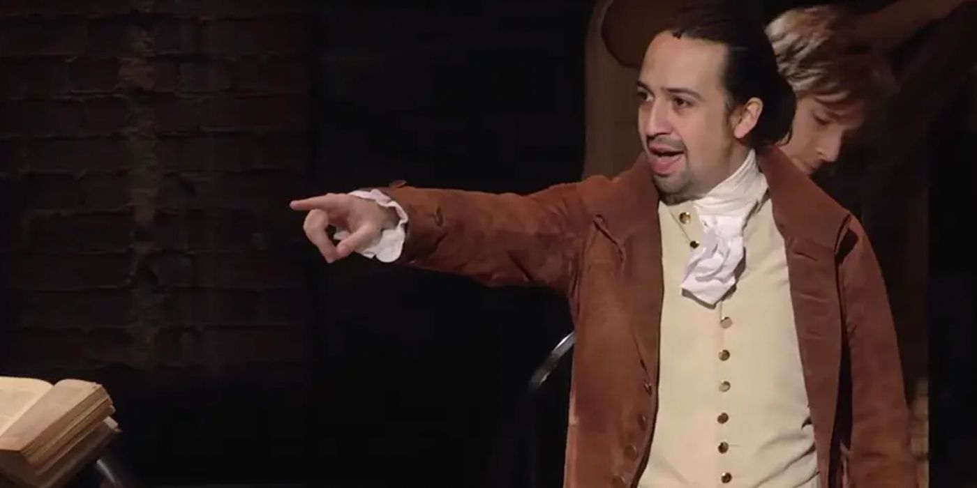 Lin Manuel Miranda como Alexander Hamilton apontando para alguém fora do palco em Hamilton