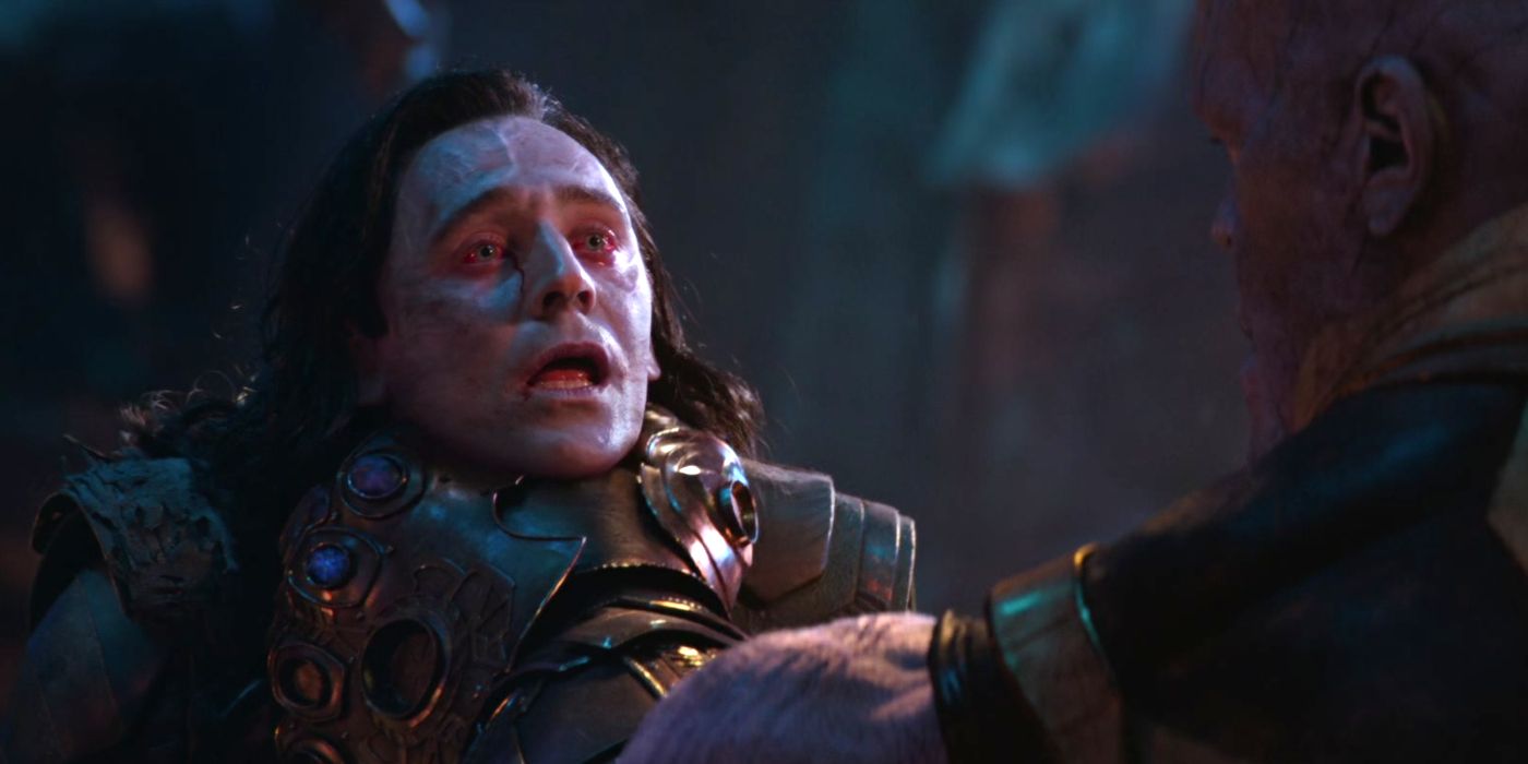 Tom Hiddleston como Loki sendo sufocado até a morte por Thanos em Vingadores: Guerra Infinita