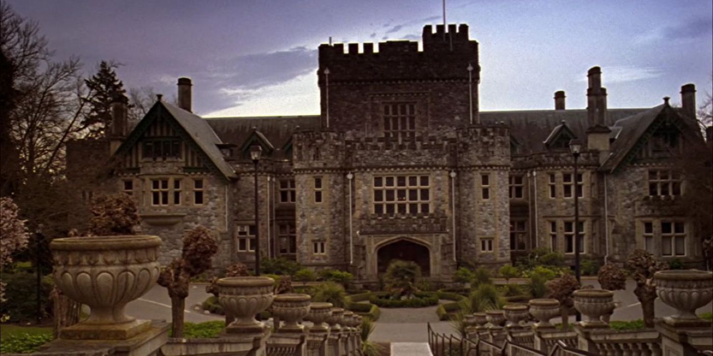 Luthor Mansion in Smallville Season 1