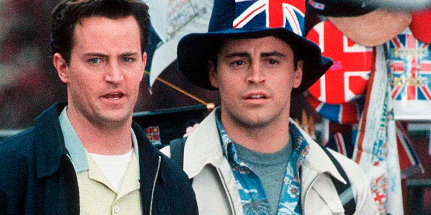 Joey (Matt LeBlanc) usa um chapéu com a bandeira do Reino Unido enquanto está ao lado de Chandler (Matthew Perry) em Londres em Friends.
