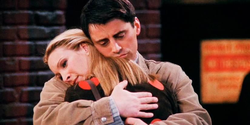 Matt LeBlanc As Joey And Lisa Kudrow As Phoebe hug In Friends