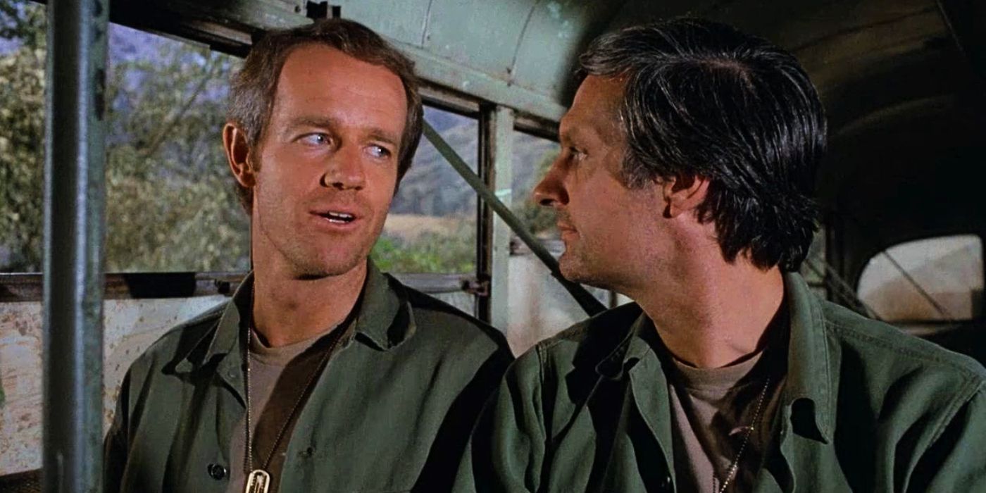 BJ de Mike Farrell e Hawkeye de Alan Alda sentados em um ônibus na 4ª temporada do MASH