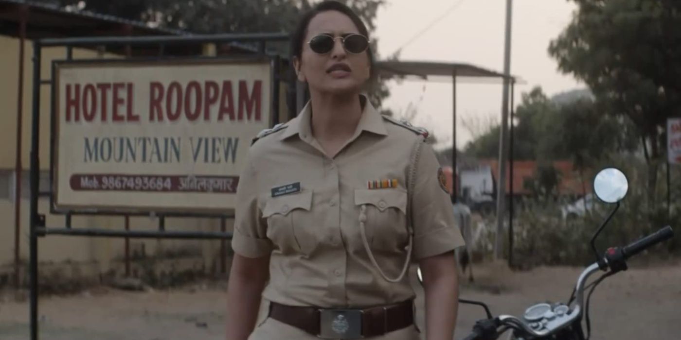 Anjali Bhaati (Sonakshi Sinha) walking by a hotel in Dahaad