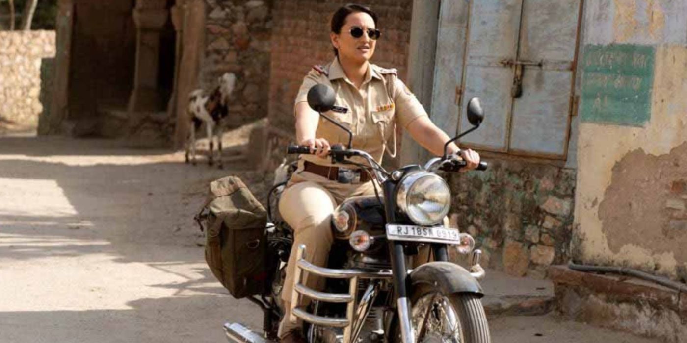 Anjali Bhaati (Sonakshi Sinha) riding a motorbike in Dahaad