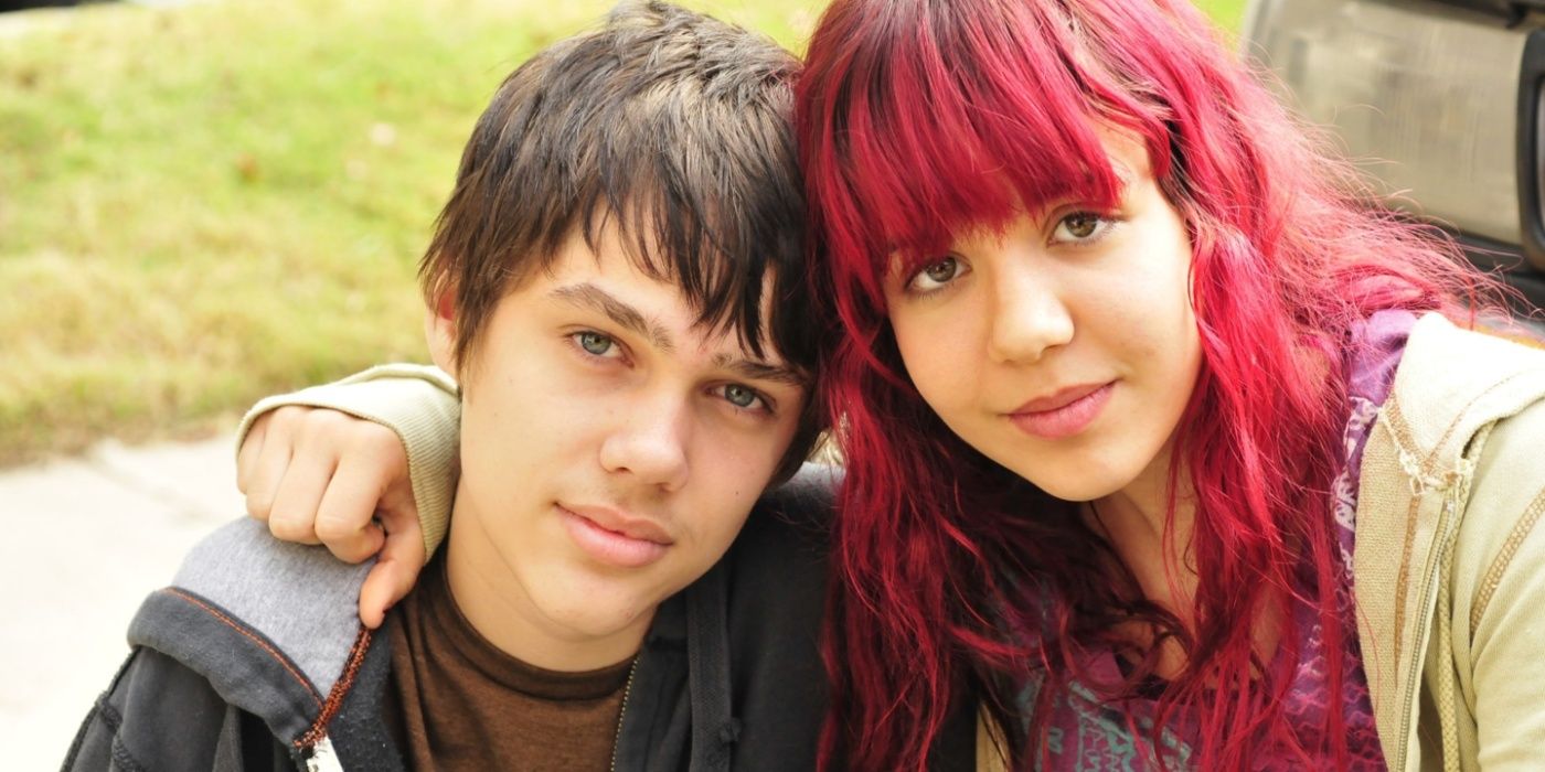 Mason (Ellar Coltrane) and Samantha (Lorelei Linklater) posing for a photo in Boyhood