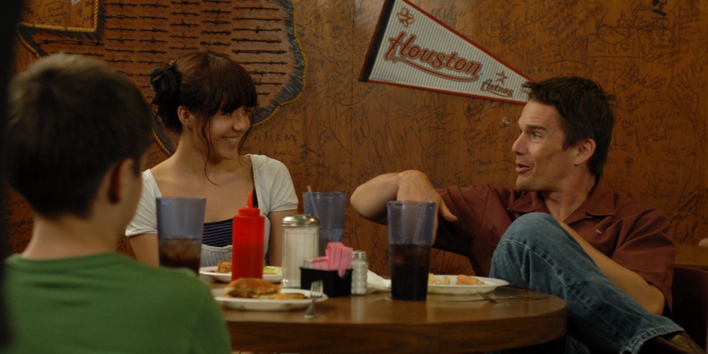 Mason Sr. (Ethan Hawke) at a diner with Samantha (Lorelei Linklater) and Mason Jr (Ellar Coltrane) in Boyhood