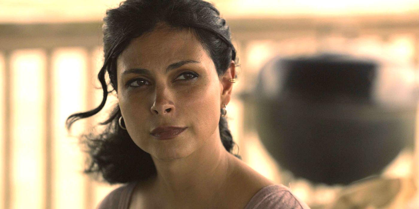 Morena Baccarin as Marcie looking in the distance in Fast Charlie