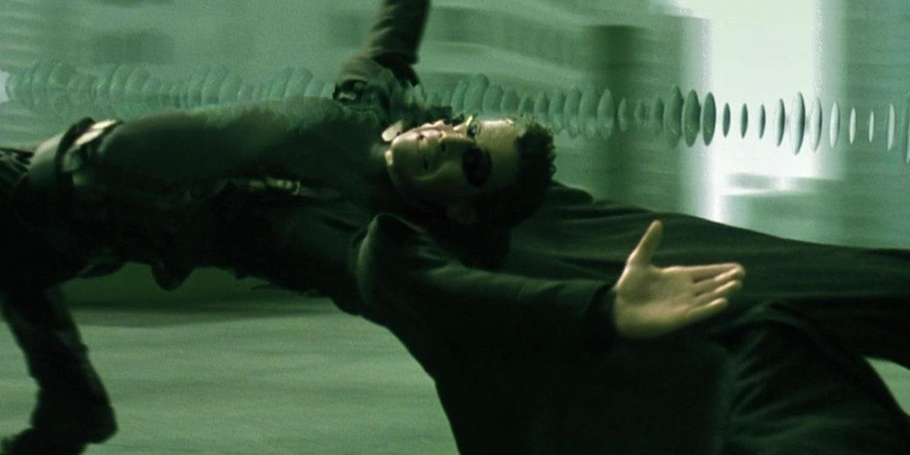Neo se esquiva de balas em Matrix