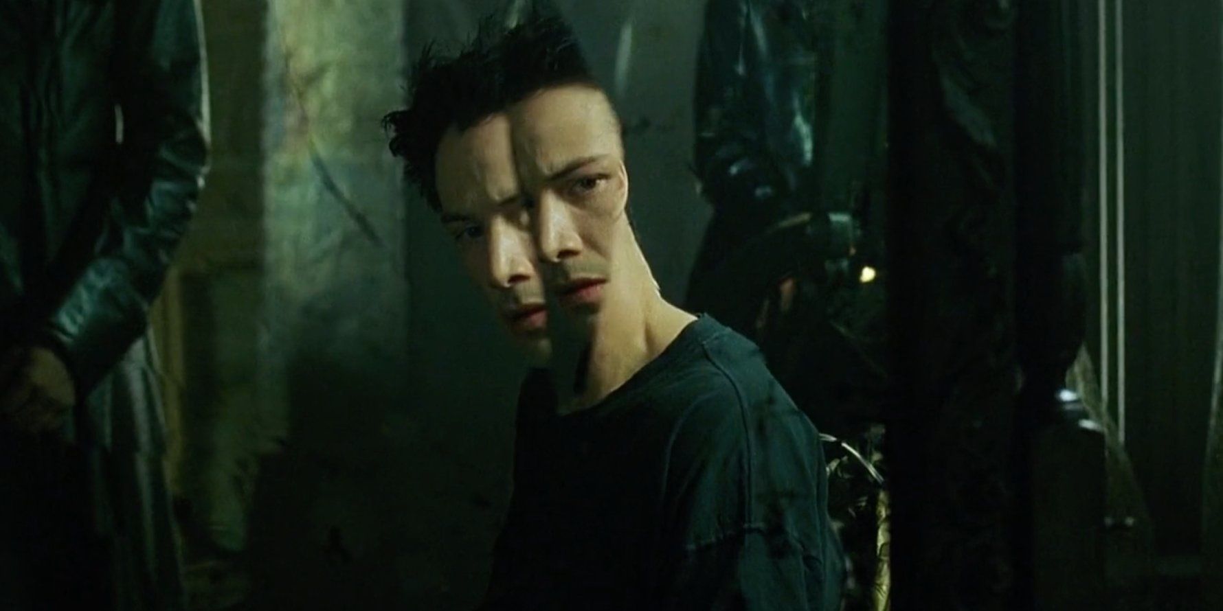 Neo se olha no espelho em Matrix