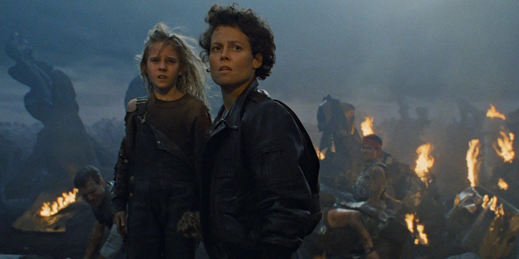 Newt de Carrie Hen está ao lado de Ripley de Sigourney Weaver em Aliens