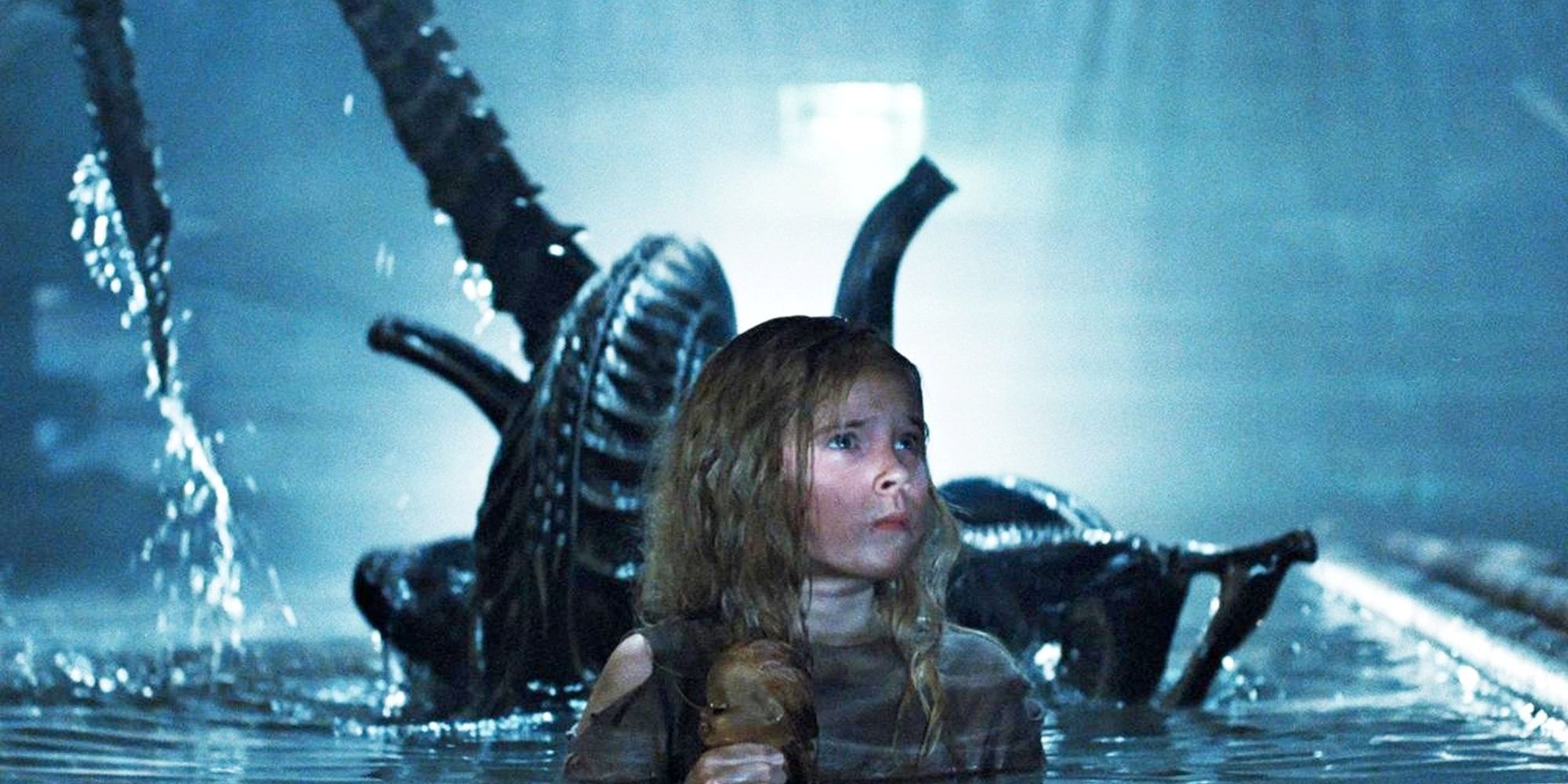 Newt with a xenomorph behind her in Aliens