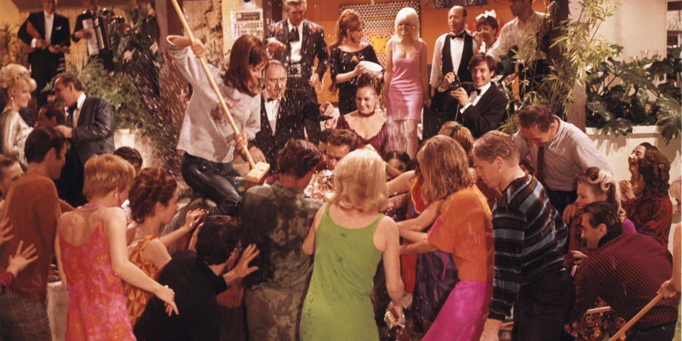 Una habitación llena de invitados con la ropa mojada en La fiesta (1968)