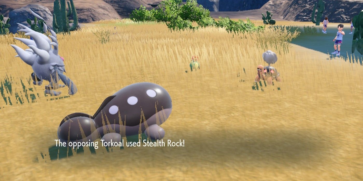 Um Torkoal adversário usa Stealth Rock em uma batalha dupla contra o NPC Roux no DLC Pokémon Scarlet e Violet's Indigo Disk.