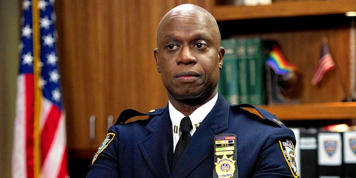 Raymond Holt (Andre Braugher) parecendo distinto no Brooklyn 99