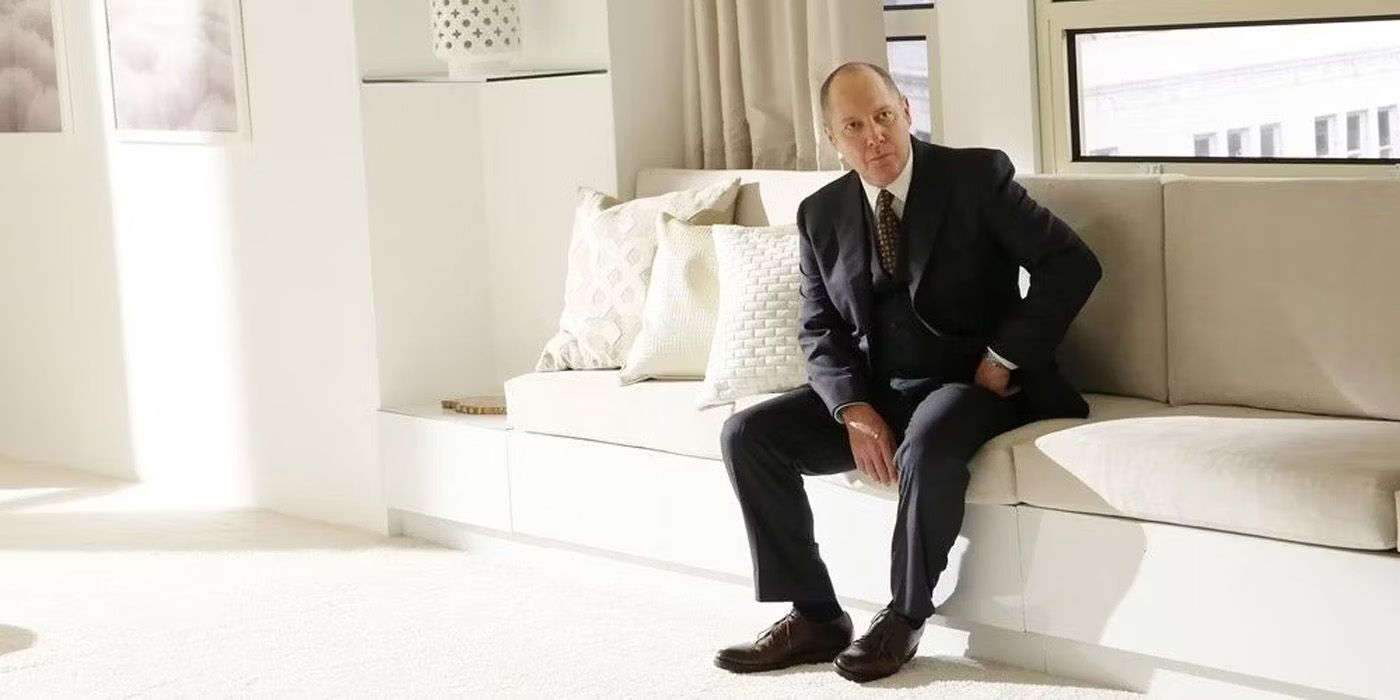 Raymond Reddington sentado em um sofá em The Blacklist
