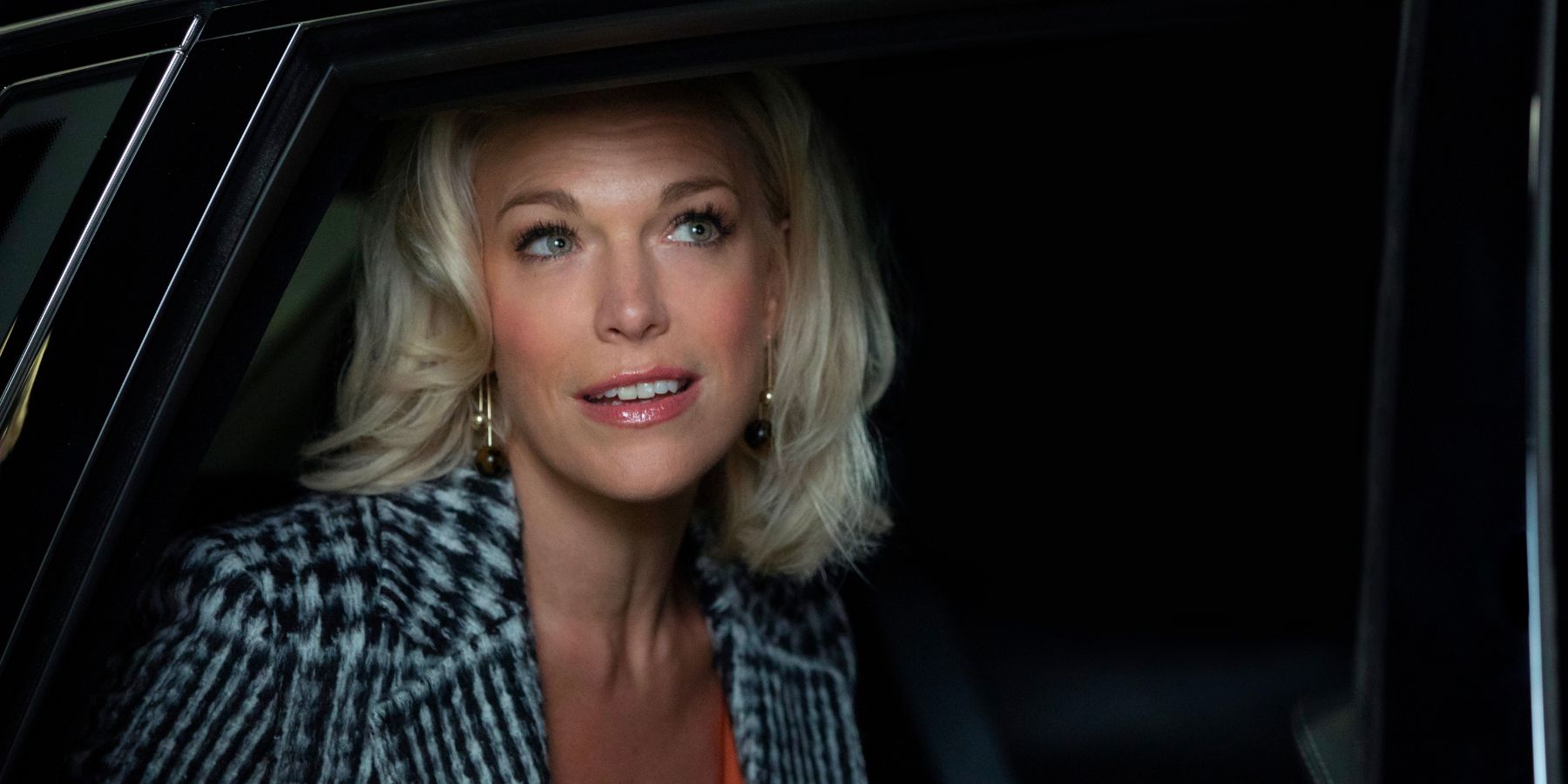 Hannah Waddingham como Rebecca sorrindo em um carro no piloto de Ted Lasso