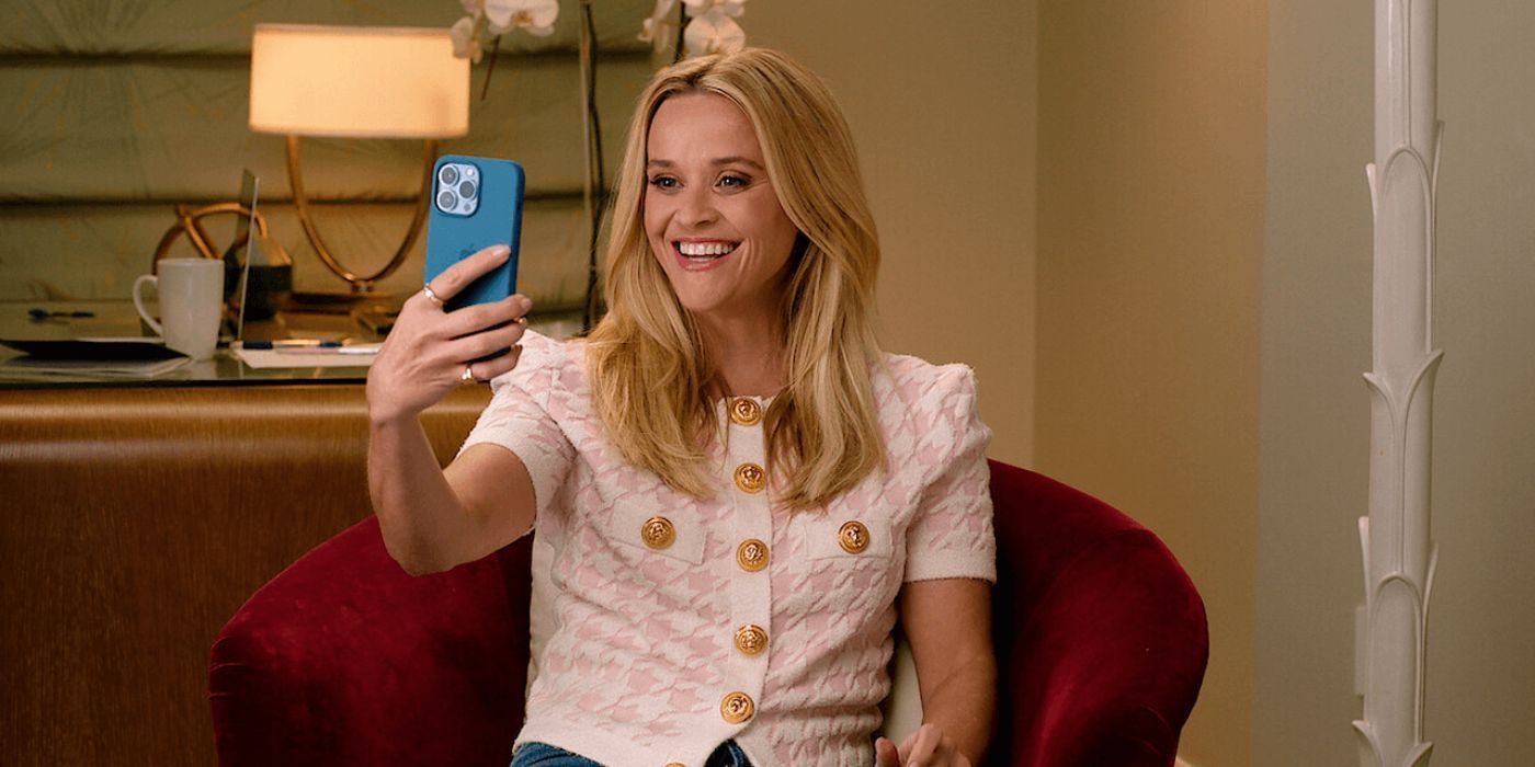 Reese Witherspoon holding a phone in Your Place or Mine