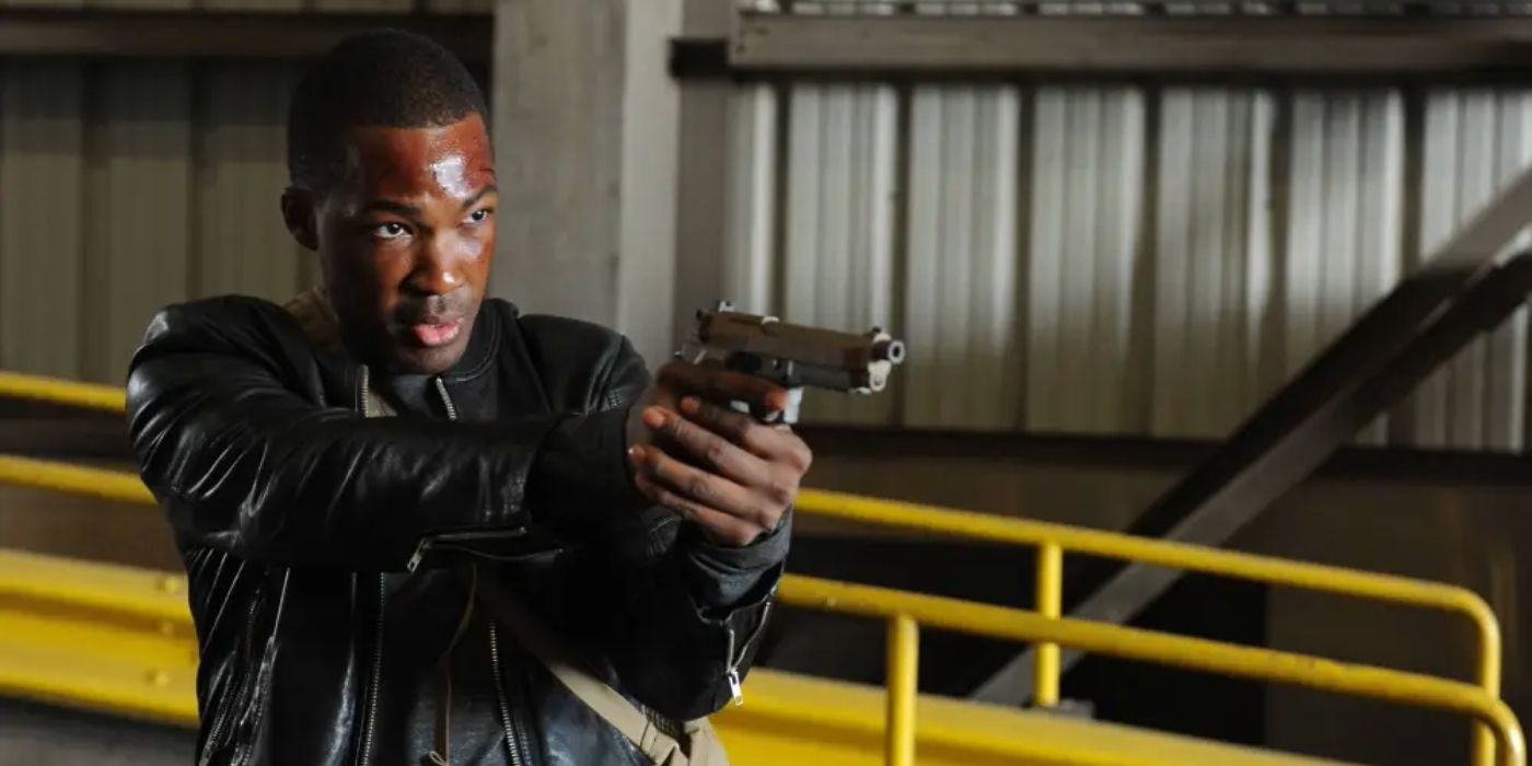 Corey Hawkins como Eric Carter apuntando con un arma en 24: Legacy