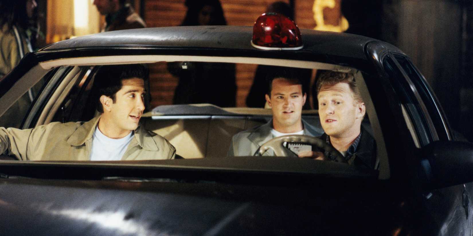 Ross (David Schwimmer), Chandler (Matthew Perry) & Gary (Michael Rapaport) in a cop car in Friends
