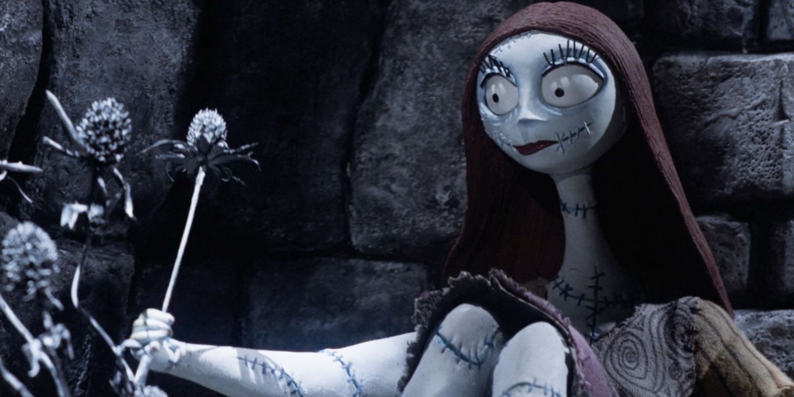 Sally raccoglie fiori scuri in The Nightmare Before Christmas