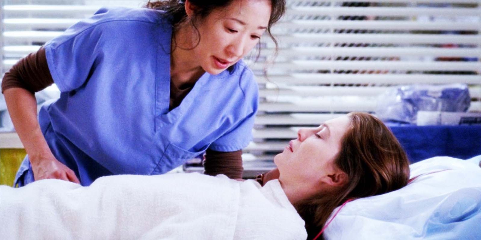 Sandra Oh as Cristina Yang and Ellen Pompeo as Meredith Grey in Grey's Anatomy season 3 episode 17-1