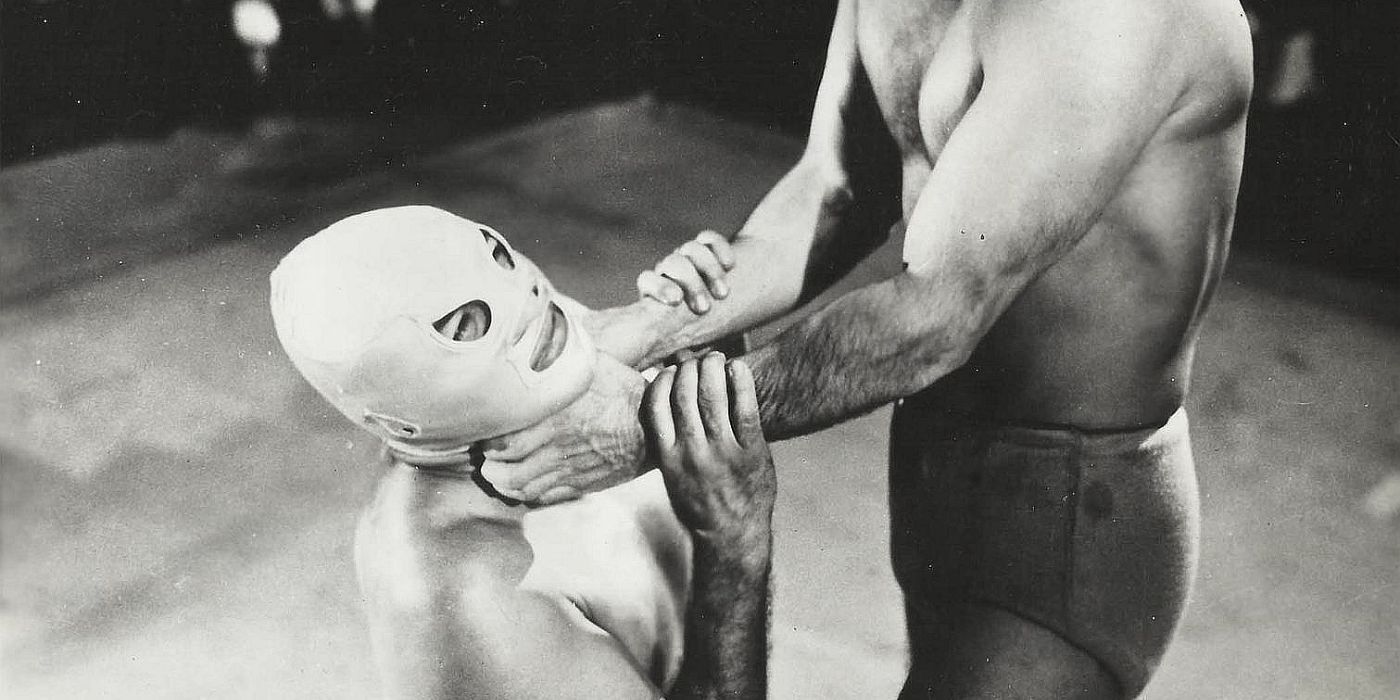 Santo (Rodolfo Guzmán Huerta) being choked out in the ring in Operation 67.