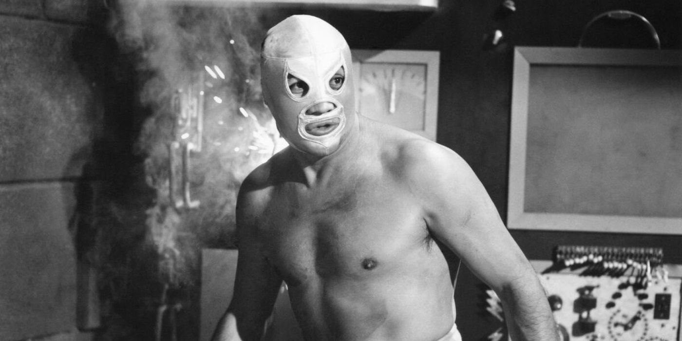 Santo (Rodolfo Guzmán Huerta) sneaking through a room in Santo vs. the Zombies.