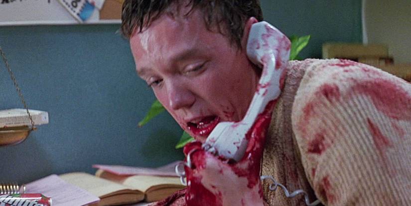 Stu (Matthew Lillard) covered in blood talking on the phone in Scream.