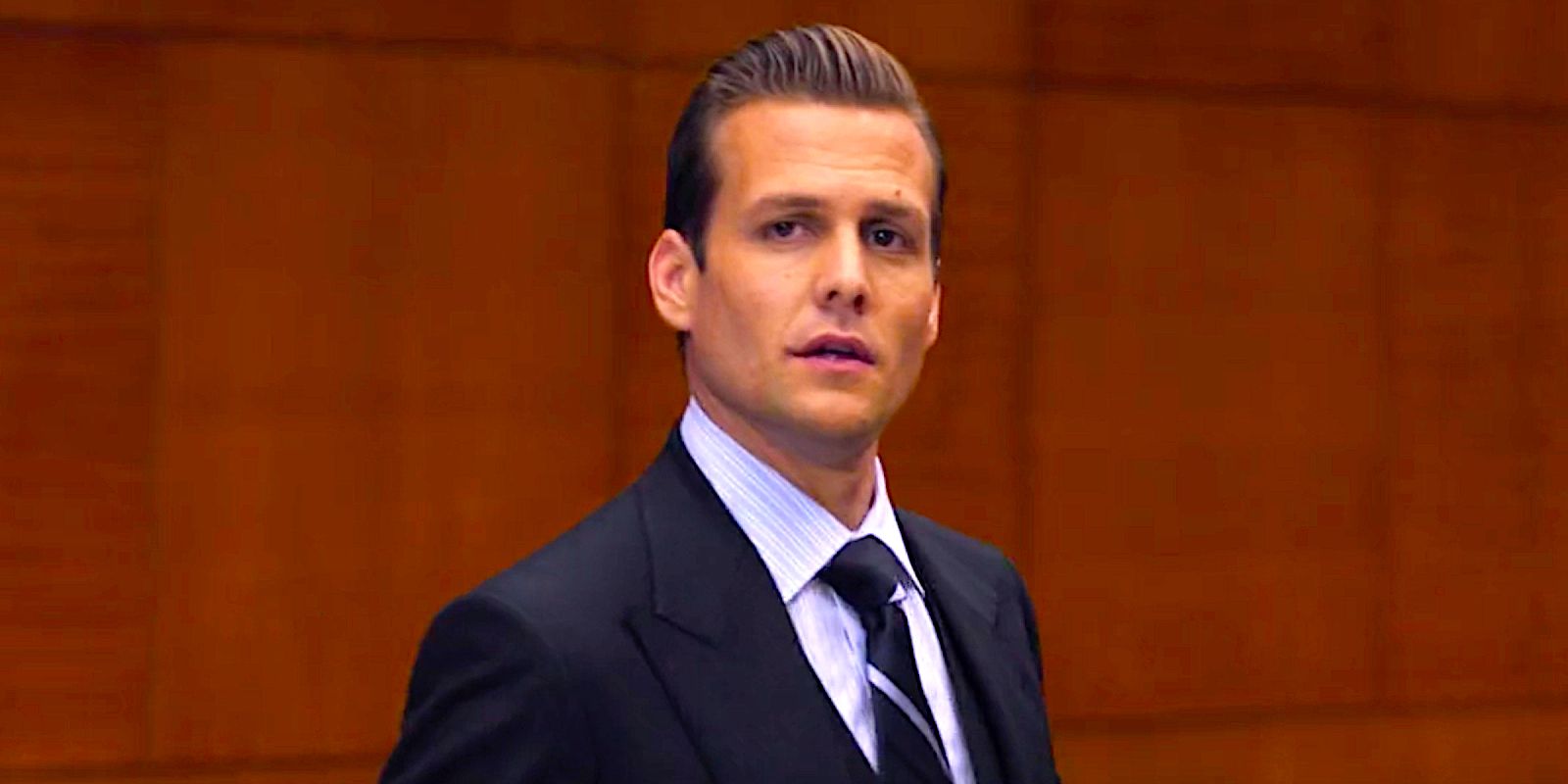 Harvey Spectre em um tribunal parecendo confiante no episódio 1 da 1ª temporada de Suits