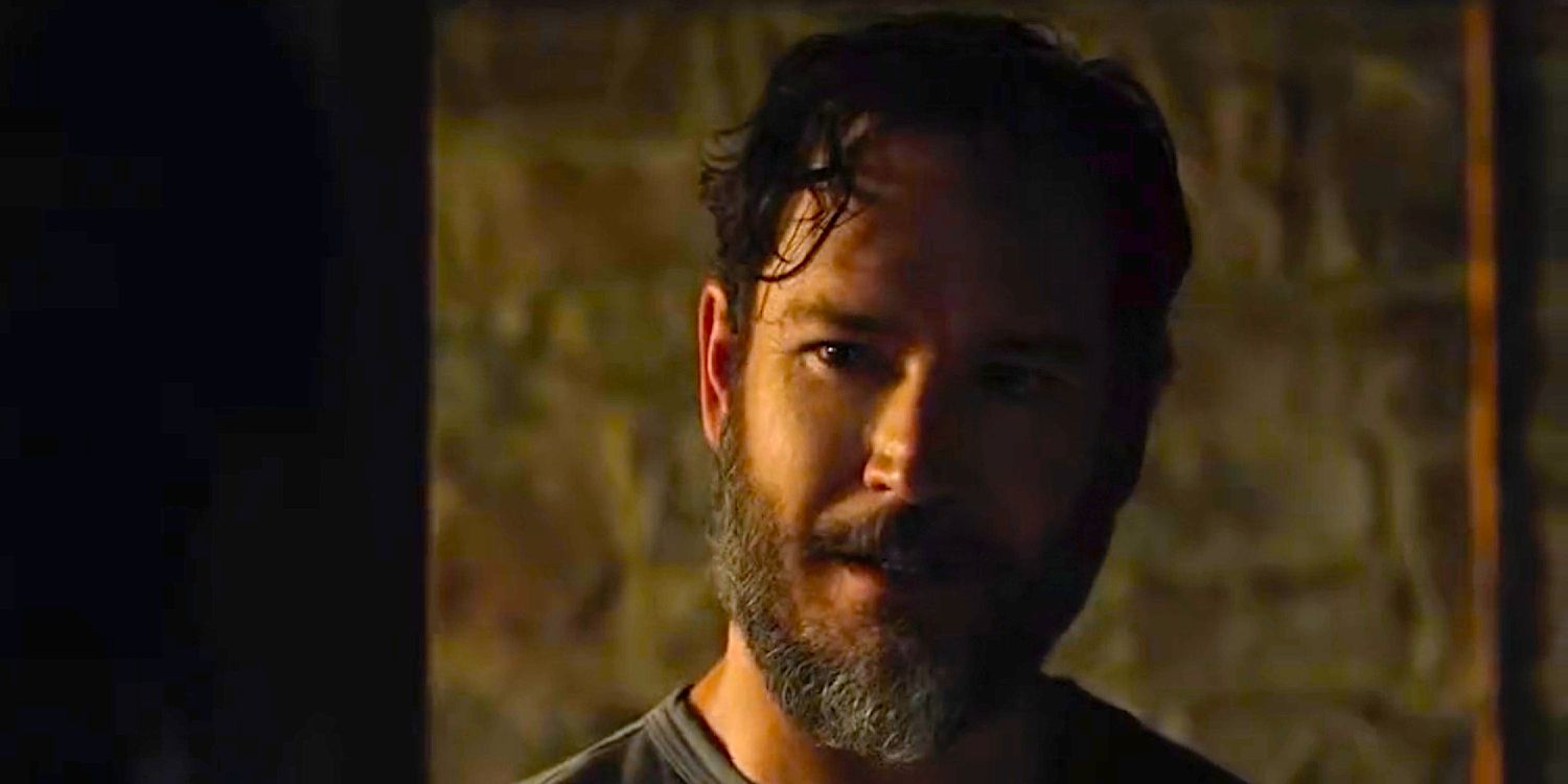 Mark-Paul Gosselaar como el maestro habla con Gabi en la temporada 111 de Found 2023.