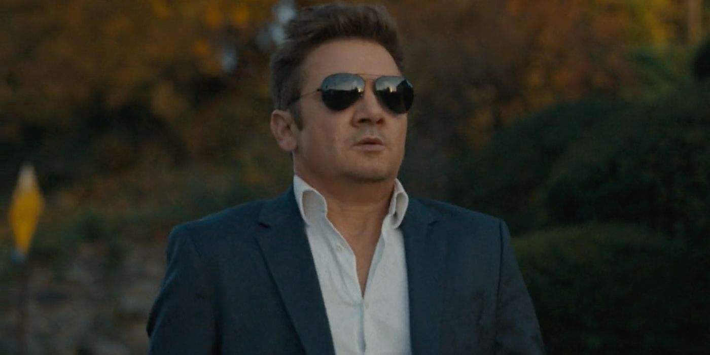 Jeremy Renner como Mike McLusky usando óculos escuros no episódio 8 da 2ª temporada do prefeito de Kingstown.