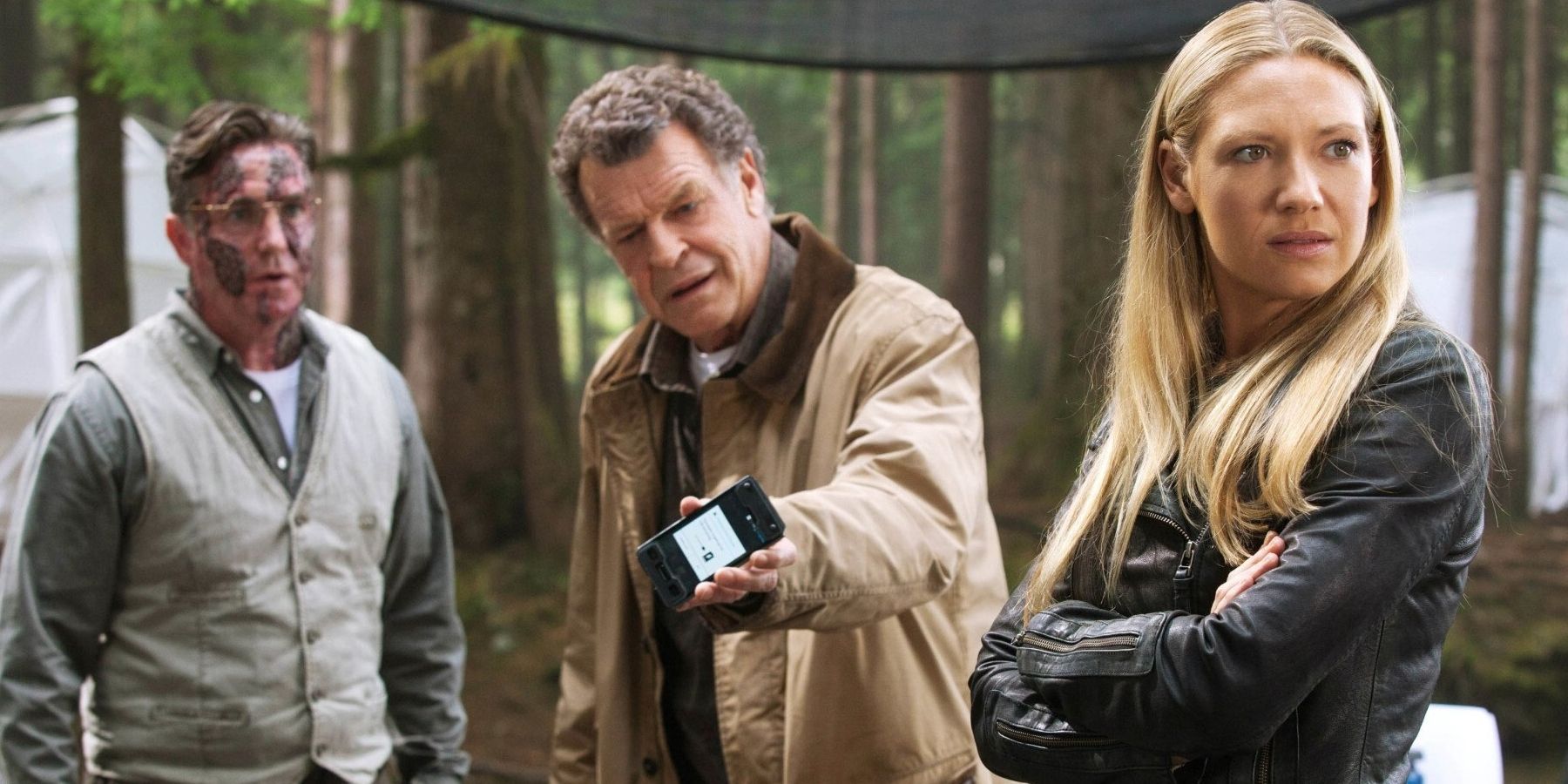 Walter and Olivia in the woods in Fringe season 5